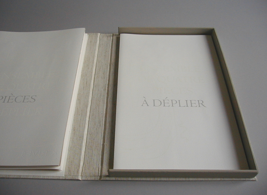 image du titre ENSEMBLE DE QUATRE PIÈCES À DÉPLIER