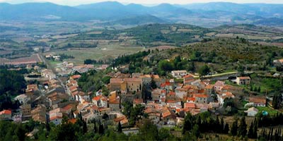 Fraïssé des Corbières dont l’origine du nom vient de Fraïsses (nom occitan de frênes) est situé dans une agréable vallée entourée de collines et de vignes. Bâti en amphithéâtre le village est dominé par l’ancien château seigneurial.